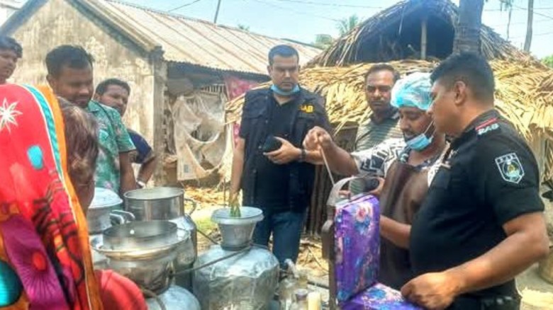 কেশবপুরে নকল দুধের কারখানায় অভিযান: ২ লাখ টাকা জরিমানা