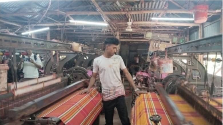 নববর্ষের আমেজে রায়গঞ্জের তাঁতপল্লী: দিনরাত গামছা বুনছেন শ্রমিকরা