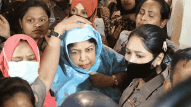 সিঁড়িতে পড়ে ব্যথায় চিৎকার শিরীন শারমিনের