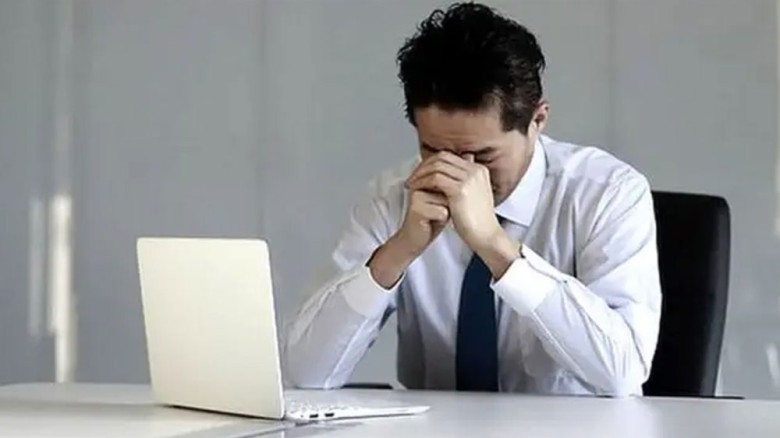 অতিরিক্ত কাজ কেড়ে নিচ্ছে প্রাণ: বিশ্ব স্বাস্থ্য সংস্থার গবেষণায় উদ্বেগজনক তথ্য