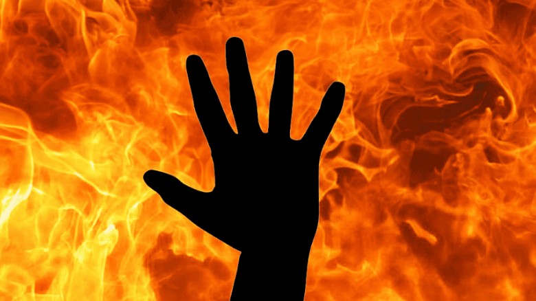 ডোমারে দুই পরিবারের ঘরবাড়ি আগুনে পুড়ে ছাই