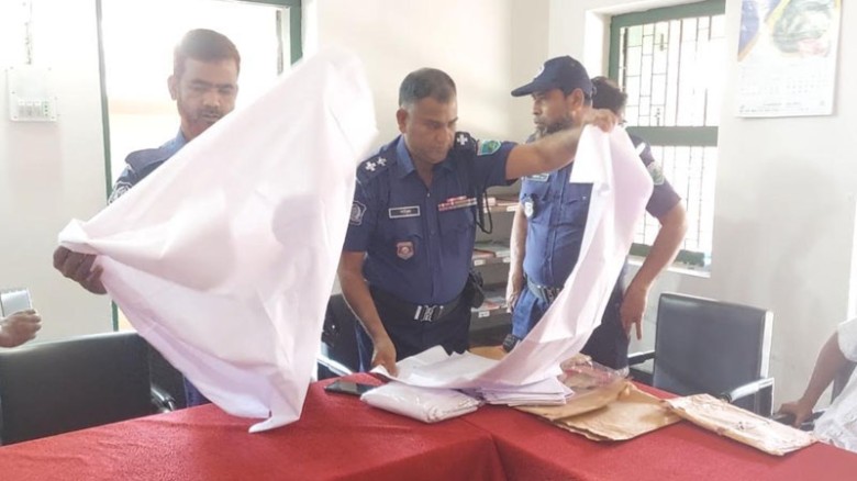 শিক্ষকদের কাফনের কাপড় পাঠিয়ে হুমকি, কলেজে আতঙ্ক