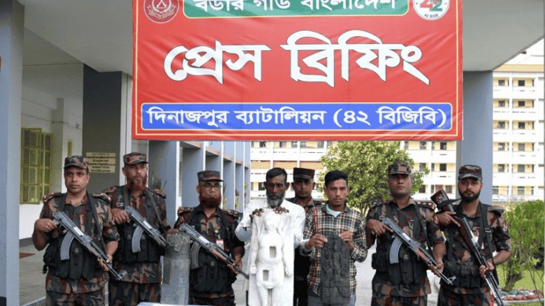 দিনাজপুরে কষ্টি পাথরের মূর্তিসহ আটক ২
