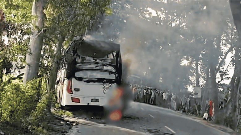 মাদারীপুরে চলন্ত বাসে আগুন, নিহত ১