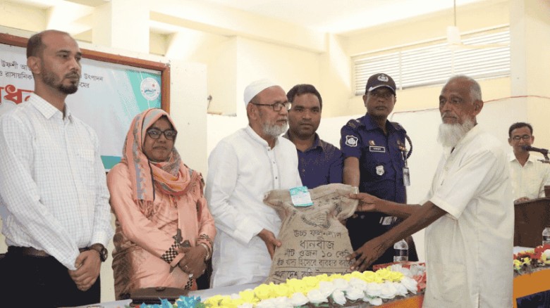 নিয়ামতপুরে কৃষকদের মাঝে সার-বীজ বিতরণ