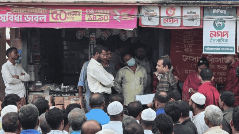 রাজারহাটে ভেজাল কীটনাশক বিক্রির দায়ে জরিমানা