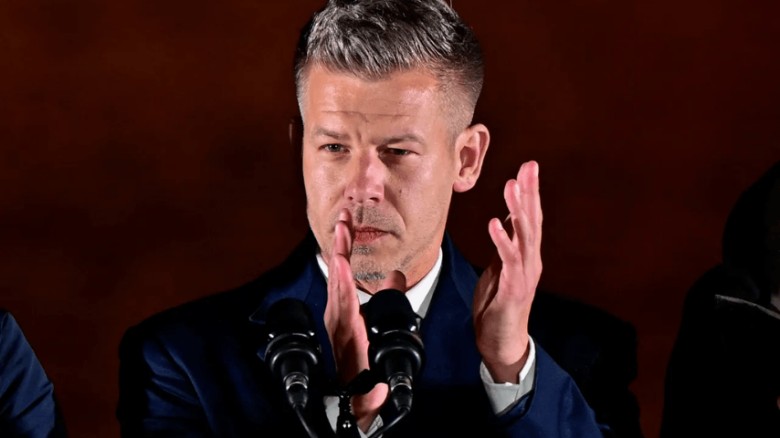 হাঙ্গেরিতে ১৬ বছর পর ক্ষমতা হারালেন ট্রাম্পঘনিষ্ঠ ওরবান