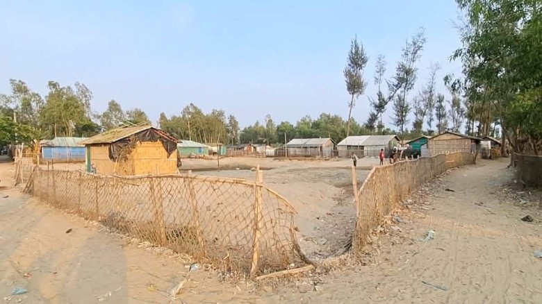 কক্সবাজার সৈকতের ঝাউবাগান উজাড়, বালিয়াড়ি দখল করে প্লট বাণিজ্য