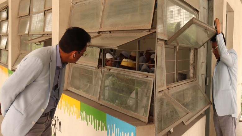 জানালা দিয়ে হল পর্যবেক্ষণ করলেন শিক্ষামন্ত্রী