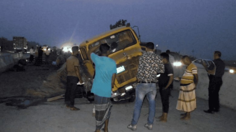 বালুবাহী ট্রাকচাপায় ২ শ্রমিকের মৃত্যু