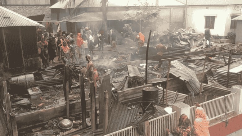 উল্লাপাড়ায় অগ্নিকাণ্ডে চারটি বসতঘর পুড়ে ছাই