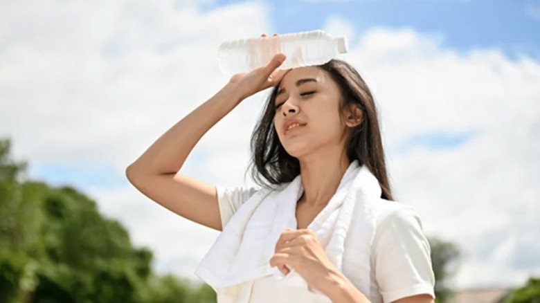 হিট স্ট্রোক নাকি ডিহাইড্রেশন— পার্থক্য বুঝবেন যেভাবে