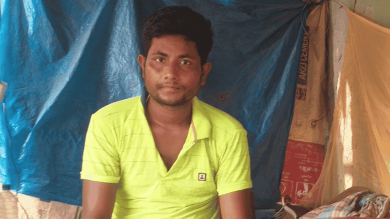 স্বাভাবিক জীবনে ফিরতে চায় পঙ্গু চা বিক্রেতা কোরবান