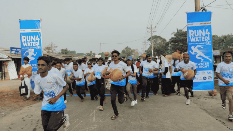 শ্যামনগরে সুপেয় পানির দাবিতে কলস নিয়ে ম্যারাথন