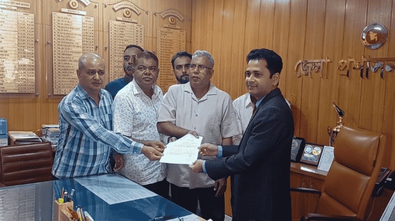 গণপরিবহনের ভাড়া পুনঃনির্ধারণের দাবিতে রংপুরে স্মারকলিপি প্রদান