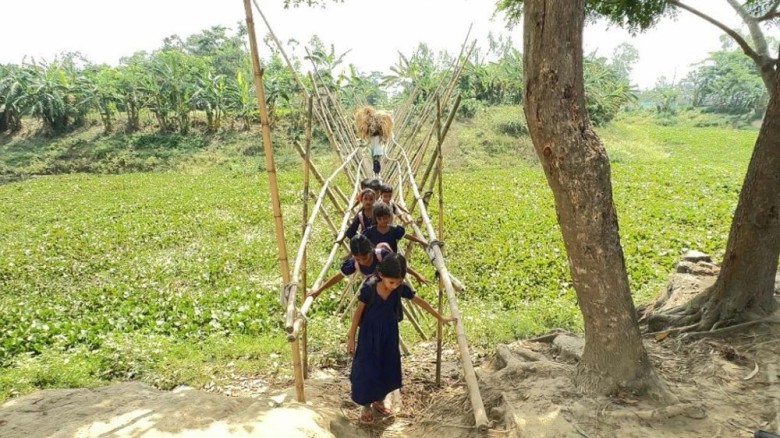 ৩ গ্রামের চলাচলের একমাত্র ভরসা ঝুঁকিপূর্ণ বাঁশের সাঁকো