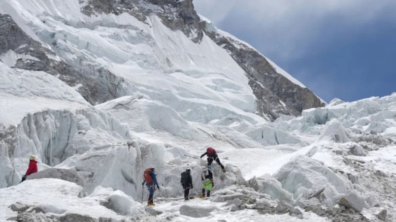 ১০০ ফুট হিমবাহে ‘বন্ধ হয়ে গেল’ এভারেস্টে উঠার পথ