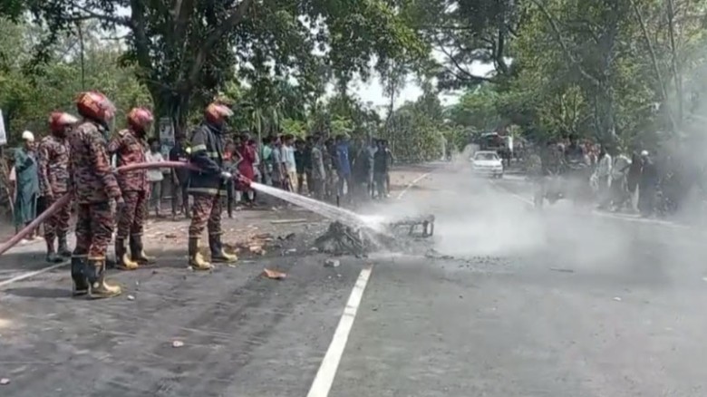 লালপুরে দুই গ্রুপের সংঘর্ষ: মহাসড়ক অবরোধ