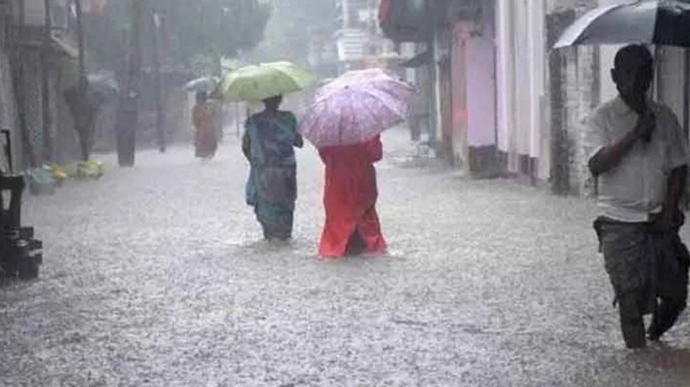 তিন বিভাগে অতিভারি বর্ষণের আভাস, ২১ জেলায় তাপপ্রবাহের সতর্কতা