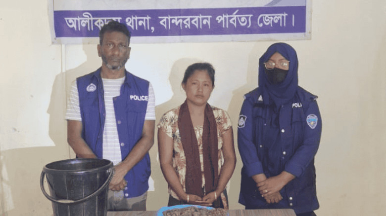 আলীকদমে গাঁজাসহ নারী আটক