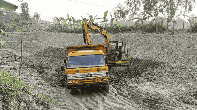 সলঙ্গায় ফসলি জমির মাটি ইটভাটায় বিক্রির অভিযোগ