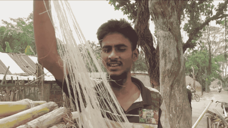 কলাগাছ থেকে সুতা তৈরি করছেন পাঁচবিবির রেজভী