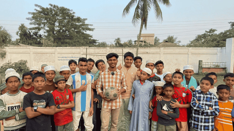 খেলাধুলায় শিক্ষার্থীদের স্বপ্ন দেখাচ্ছেন সাইফুল