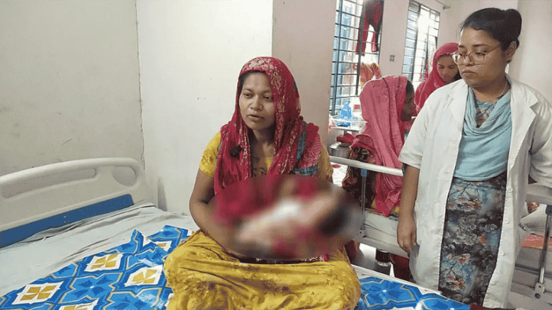 পিতা ফেলে দিতে চাইলেও প্রতিবন্ধী সন্তানকে আগলে রাখলেন মা