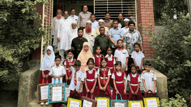 মুন্সীগঞ্জে শিক্ষার্থীদের মাঝে শিক্ষা উপকরণ বিতরণ