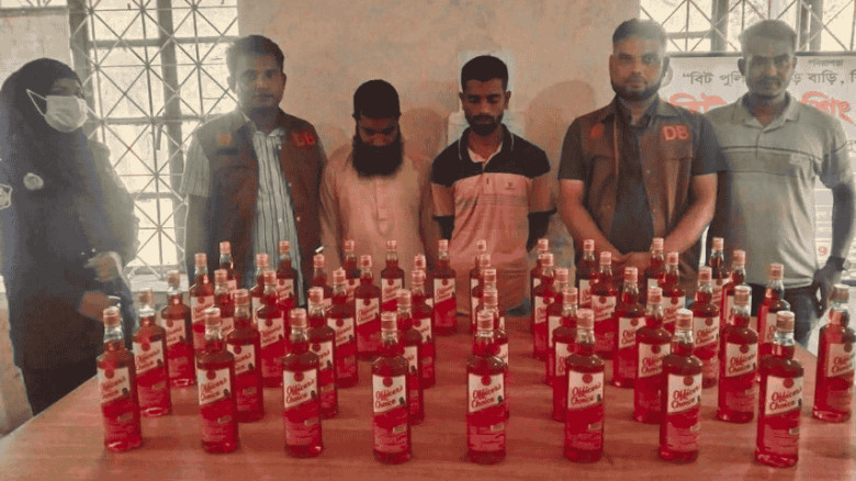 দুর্গাপুরে ভারতীয় মদসহ দুই ভাই গ্রেপ্তার