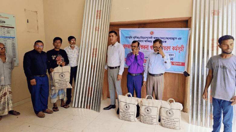 কলাপাড়ায় ঝড়ে ক্ষতিগ্রস্তদের মাঝে ঢেউটিন বিতরণ