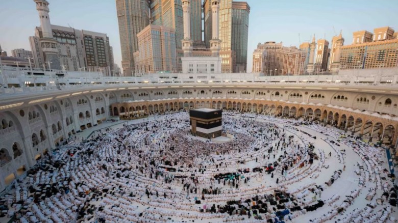 হজ পালনে কর্মীদের বেতনসহ ১৫ দিনের ছুটি দেবে সৌদি