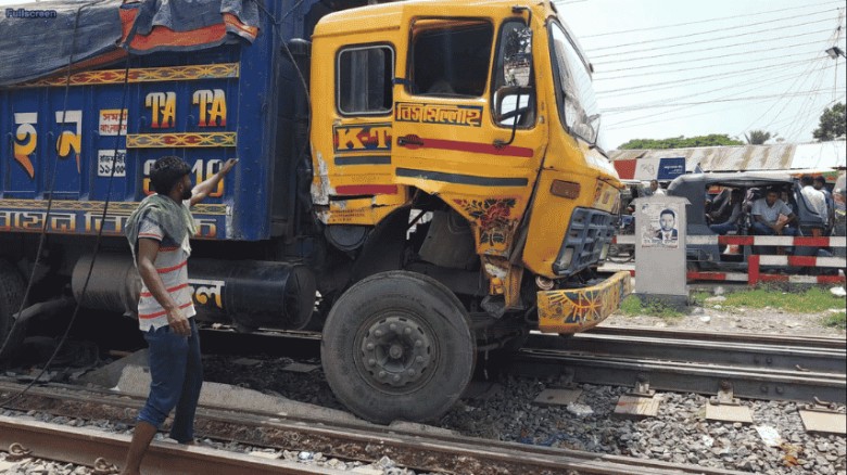 ঈশ্বরদীতে ট্রেন-ট্রাক সংঘর্ষ: তদন্ত কমিটি গঠন