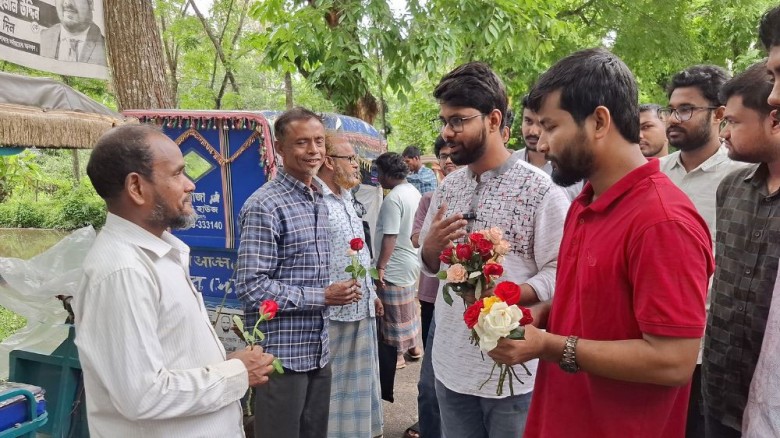 শ্রমিকদের গোলাপ ফুল দিয়ে শুভেচ্ছা জানালেন চাকসু এজিএস