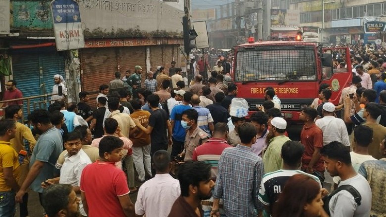গুলিস্তানে জুতার গুদামে আগুন: নিয়ন্ত্রণে ফায়ার সার্ভিসের ৩ ইউনিট