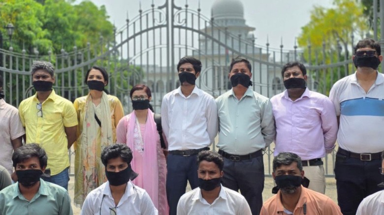 মুখে কালো কাপড় বেঁধে সাংবাদিকদের প্রতিবাদ