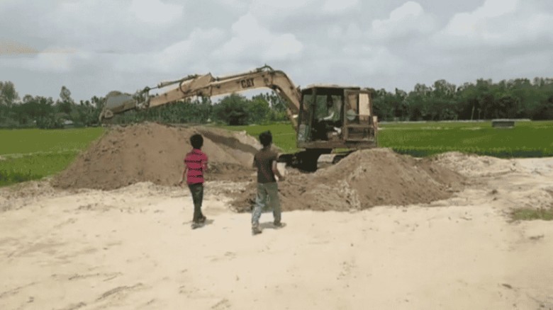 ডোমারে প্রশাসনের অভিযানে মাটি অপসারণ