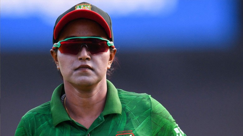 ব্যাট ছুড়ে শাস্তি পেলেন জ্যোতি