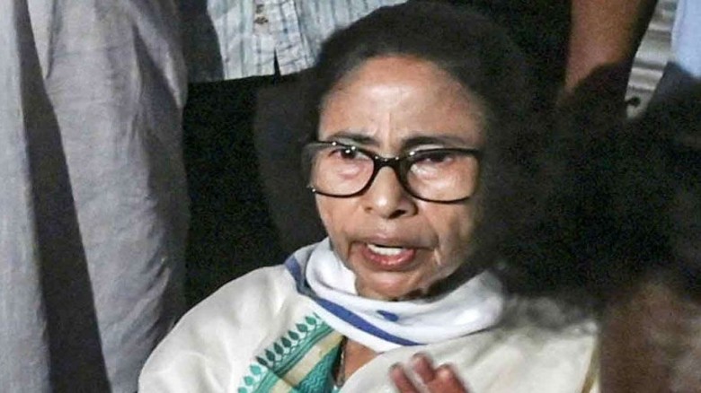 মমতার গাড়ি ঘিরে বিজেপি সমর্থকদের ‘চোর-চোর’ স্লোগান