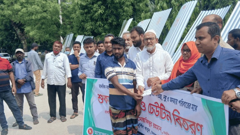 নিয়ামতপুরে দুস্থদের মাঝে সুবর্ণ কার্ড বিতরণ