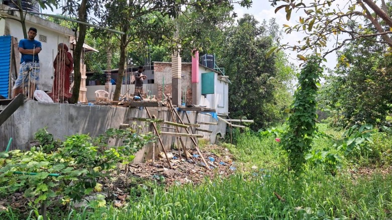খাল দখল করে বাড়ি নির্মাণের অভিযোগ