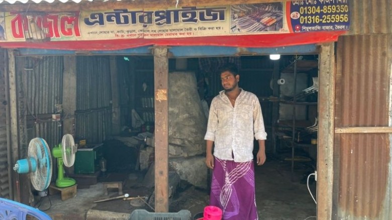 ভৈরবে গ্রাম্য বিরোধকে কেন্দ্র করে জমজমাট টেঁটা ব্যবসা