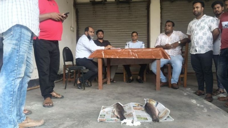 বেনাপোলে জব্দকৃত মাছ নিলামে বিক্রি