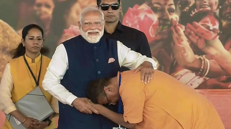 শুভেন্দুর পিঠ চাপড়ে দিলেন মোদি, ১০ বছর আগের ভিডিও ভাইরাল