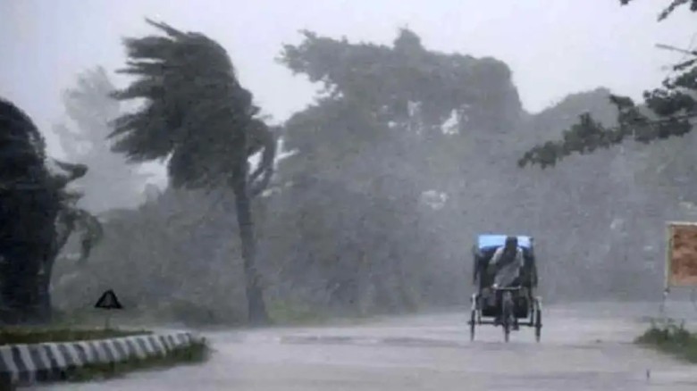 দেশের ১৮ অঞ্চলে ৬০ কিমি বেগে ঝড়ের পূর্বাভাস; নদীবন্দরে সতর্কতা