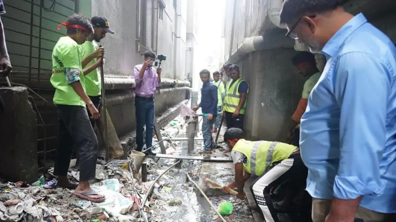 নালা দখল করে ভবন নির্মাণ, অভিযানে ময়মনসিংহ সিটি করপোরেশন