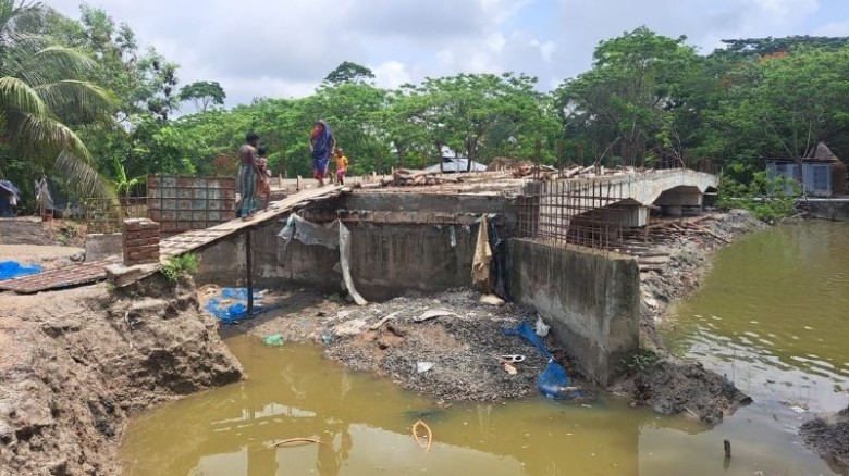 কলাপাড়ায় ৩ কোটির সেতু এখন ‘মরণফাঁদ’