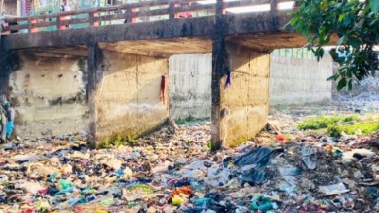 রোহিঙ্গা ক্যাম্পের বর্জ্যে ডুবছে কৃষিজমি
