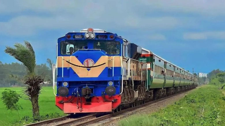 ঈদে নারী যাত্রীদের স্বস্তি: প্রতিটি ট্রেনে আলাদা কামরা বরাদ্দের নির্দেশ