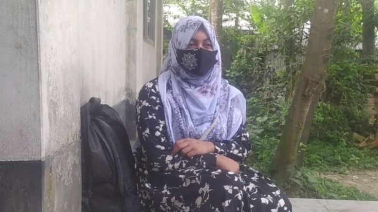 স্ত্রীর মর্যাদার দাবিতে স্বামীর বাড়িতে অনশন